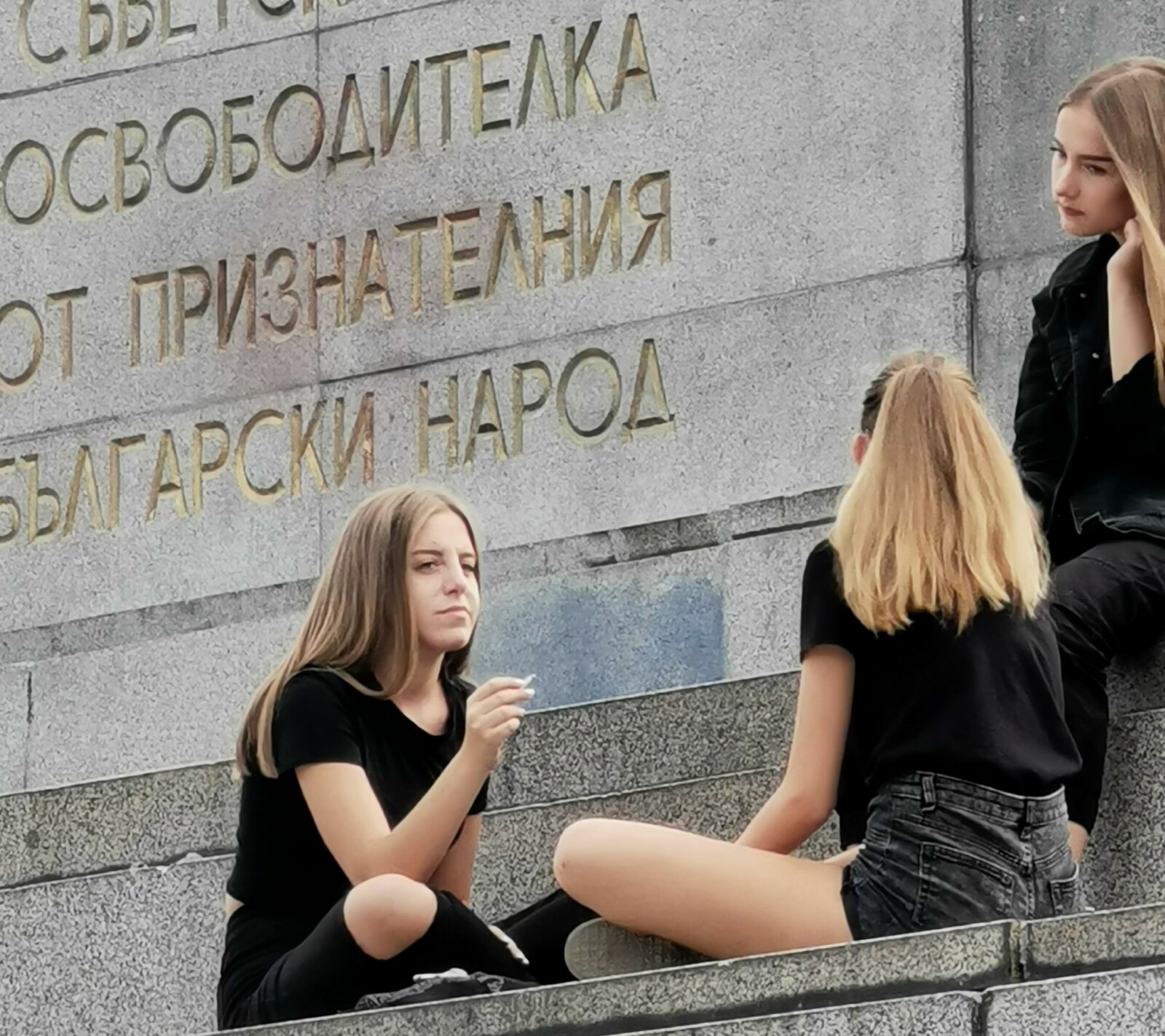 <b>NY TID:</b> Ungdommene som slapper av på trappen foran det sovjetiske krigsminnesmerket, har nye problemer å bry seg om.