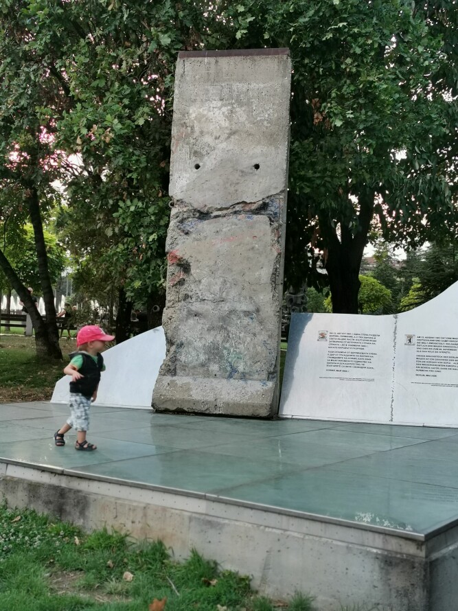 <b>UTLØSEREN:</b> Berlinmurens fall førte til kommunismens fall i Øst-Europa. Et stykke historie er utstilt i en av Sofias parker.