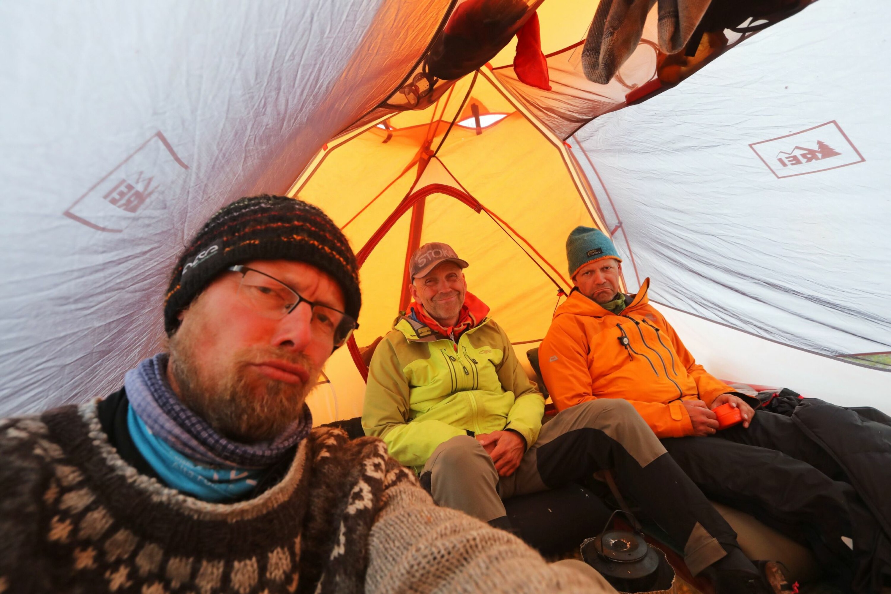 PAUSE: Det er godt å ta en hvil i teltet når været ikke spiller på lag.