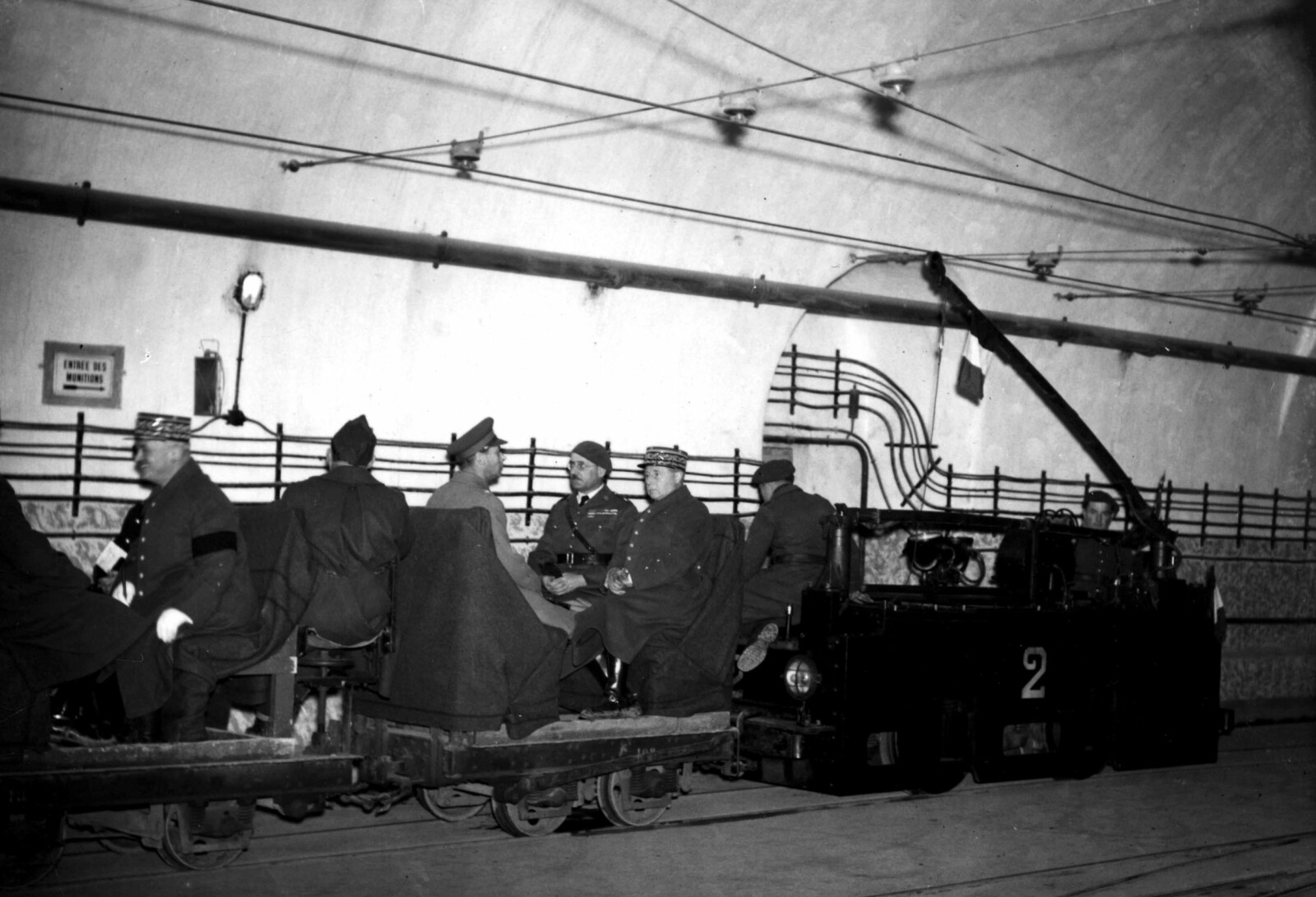 <b>KONGE­BESØK:</b> General Maurice Gamelin er guide for kong Georg VI av Storbritannia i desember 1939, og fraktes rundt av tunnel­anleggets togsett. 