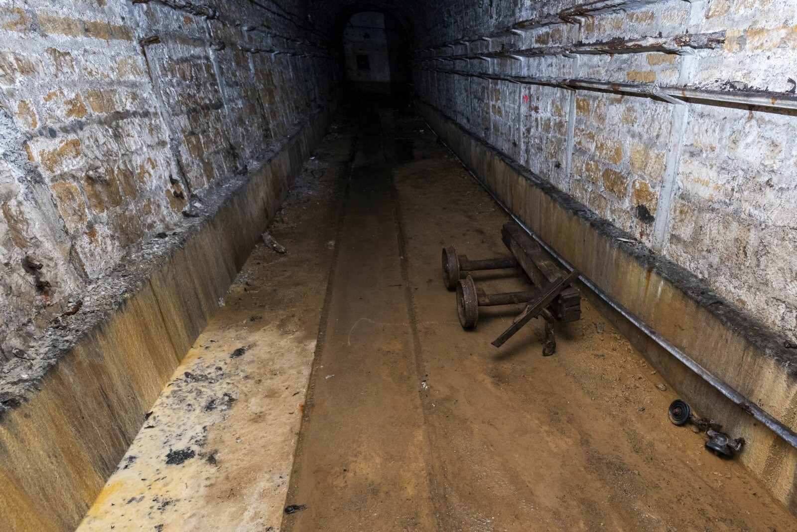<b>VOGN:</b> Restene av en vogn. Kanskje fra vognsettet som fraktet kong Georg VI rundt i labyrinten?