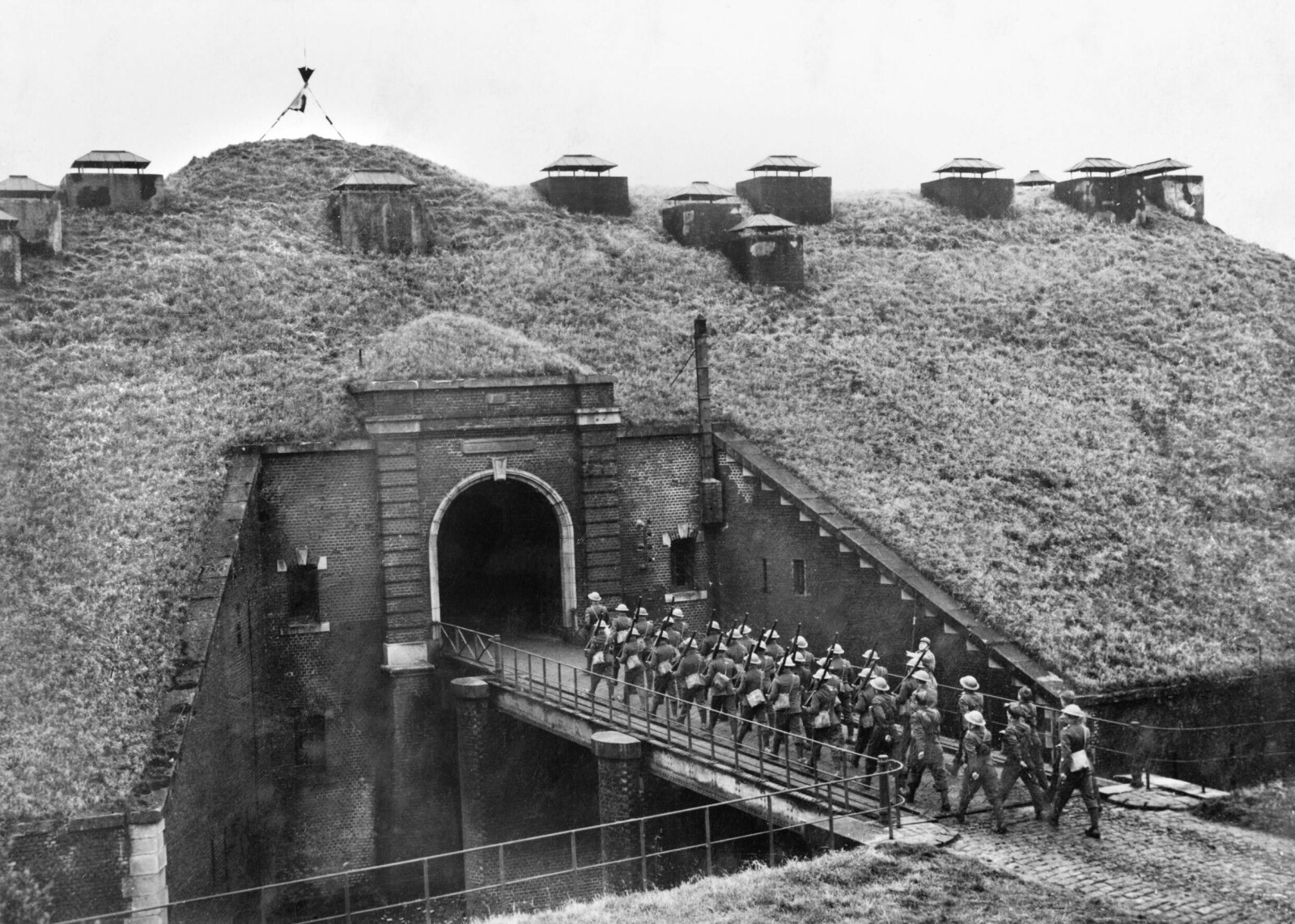 <b>NICE TRY:</b> Engelske soldater marsjerte inn i Maginot-anlegget for å støtte franskmennene mens festningen fortsatt tilsynelatende holdt tyskerne på avstand <br/>i november 1939.