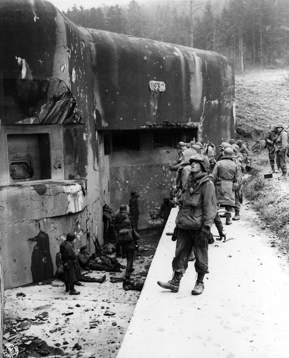 <b>AMERIKANSK UNDRING:</b> Etter at Tyskerne overtok Maginot-linjen, forsøkte de å bruke den til forsvar mot fremrykkende allierte styrker. Men heller ikke mot de allierte holdt festningen stand. Her tar amerikanske soldater anleggene i øyensyn i 1945.