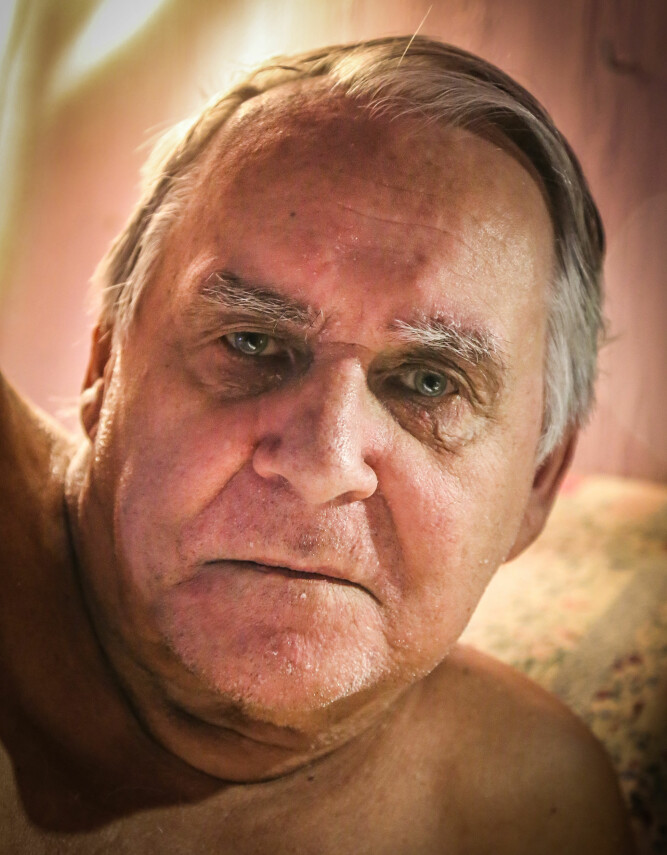 <b>RORMANNEN:</b> 74 år gamle John Henry Karlsen sto til rors da losen ga ham kursen som førte St. Svithun i fortapelsen. Han ble lam i beina etter en bilulykke i 1976 og er mye sengeliggende.