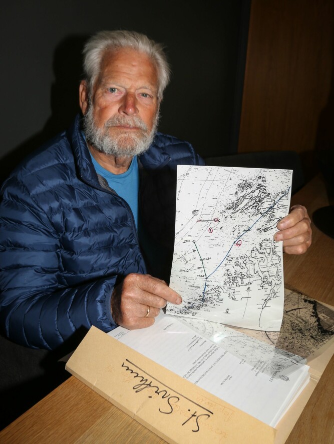 <b>SKIPSLÆRER:</b> 83-årige Elias Per Vågnes med en av plansjene som viser hvor galt det ble navigert på St. Svithun.