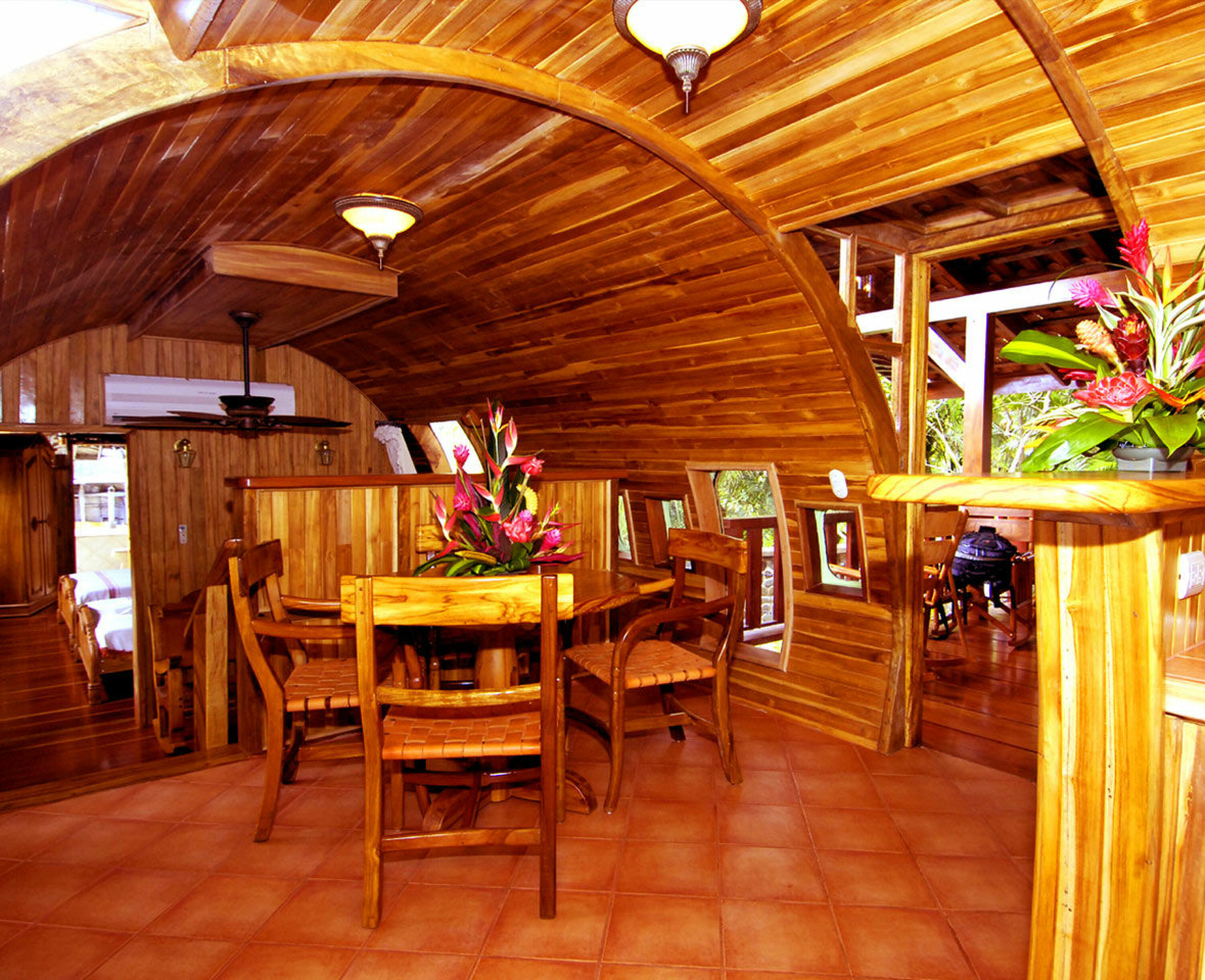 INTERIØR AV TEAK: Boeing 727-suiten inneholder to soverom, bad, stue og spiserom. Boeings gulvtepper og metall-vegger er byttet ut med teak, og møblene er håndlaget i Indonesia.