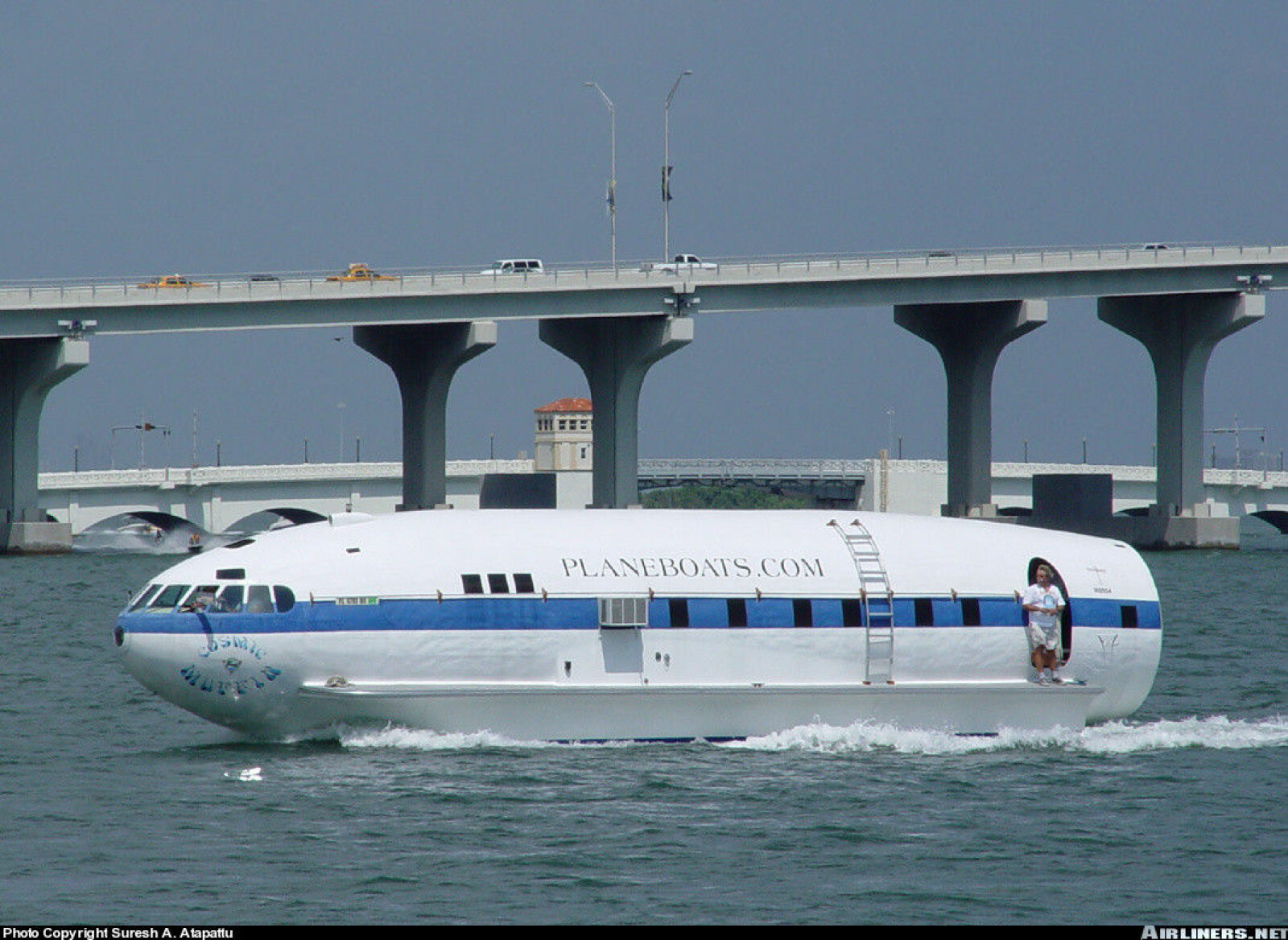 <b>FRA FLY TIL BÅT:</b> Denne eksentriske «båten», en gang eid av Howard Hughes, var ett av bare 10 produserte Boeing 307 Stratoliner. I dag ligger flyet til kai i Fort Lauderdale som ombygd båt.