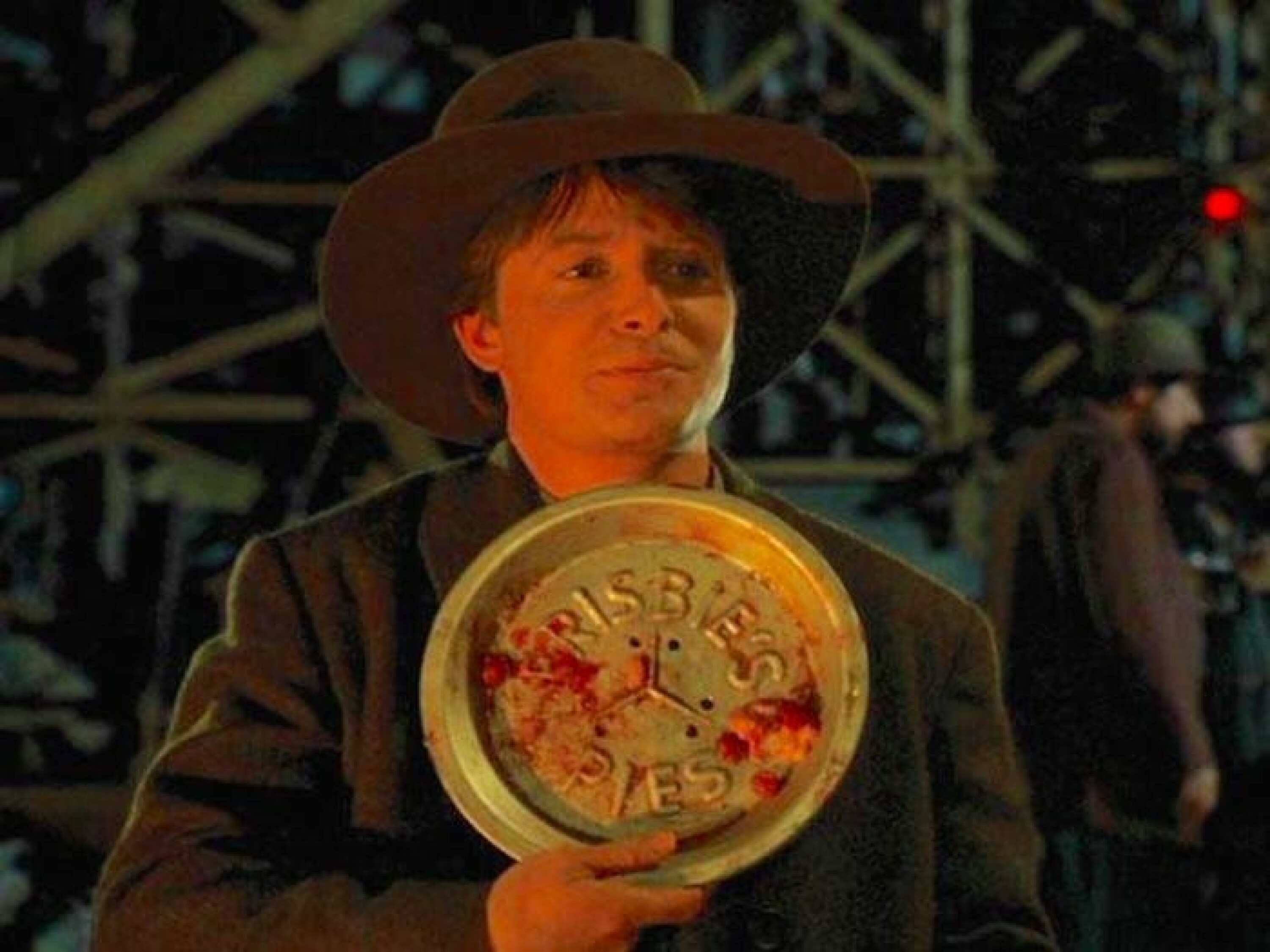 FRISBEEN STARTET SOM KAKEFAT: Populære paier ble servert på tynne tinnfat fra bakeriet Frisbie i USA. Studenter ved Yale oppdaget at det var morsomt å kaste dem til hverandre etter at paien var oppspist. Slik ble en tallerken forvandlet til en frisbee.