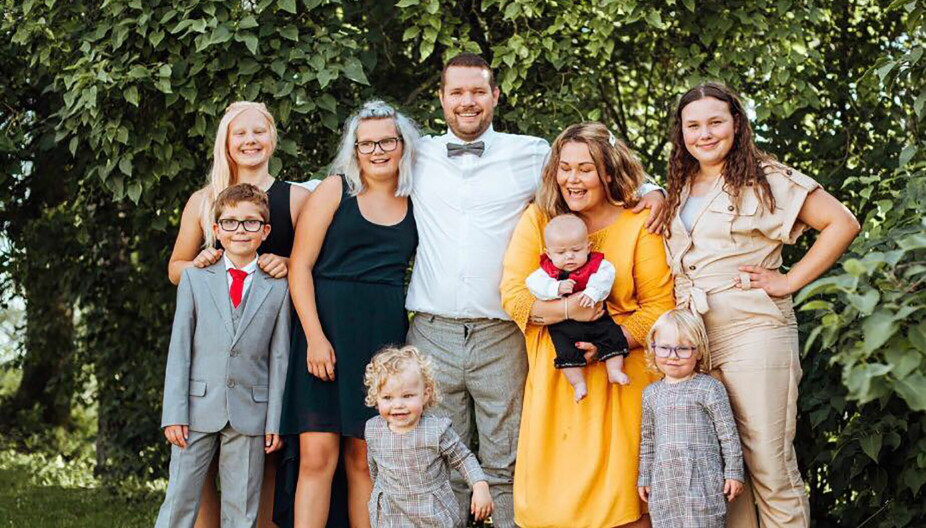 <b>FAMILIE PÅ NI:</b> Hele gjengen samlet på ett brett! Bak fra venstre står Embla, Eira, Jens Marius, Tone med Jens Kristian Syver og Mille. Foran fra venstre står Matheo, Vera-Alvilde og Mila-Lovise. <b>FAMILIE PÅ NI:</b> Hele gjengen samlet på ett brett! Bak fra venstre står Embla, Eira, Jens Marius, Tone med Jens Kristian Syver og Mille. Foran fra venstre står Matheo, Vera-Alvilde og Mila-Lovise.