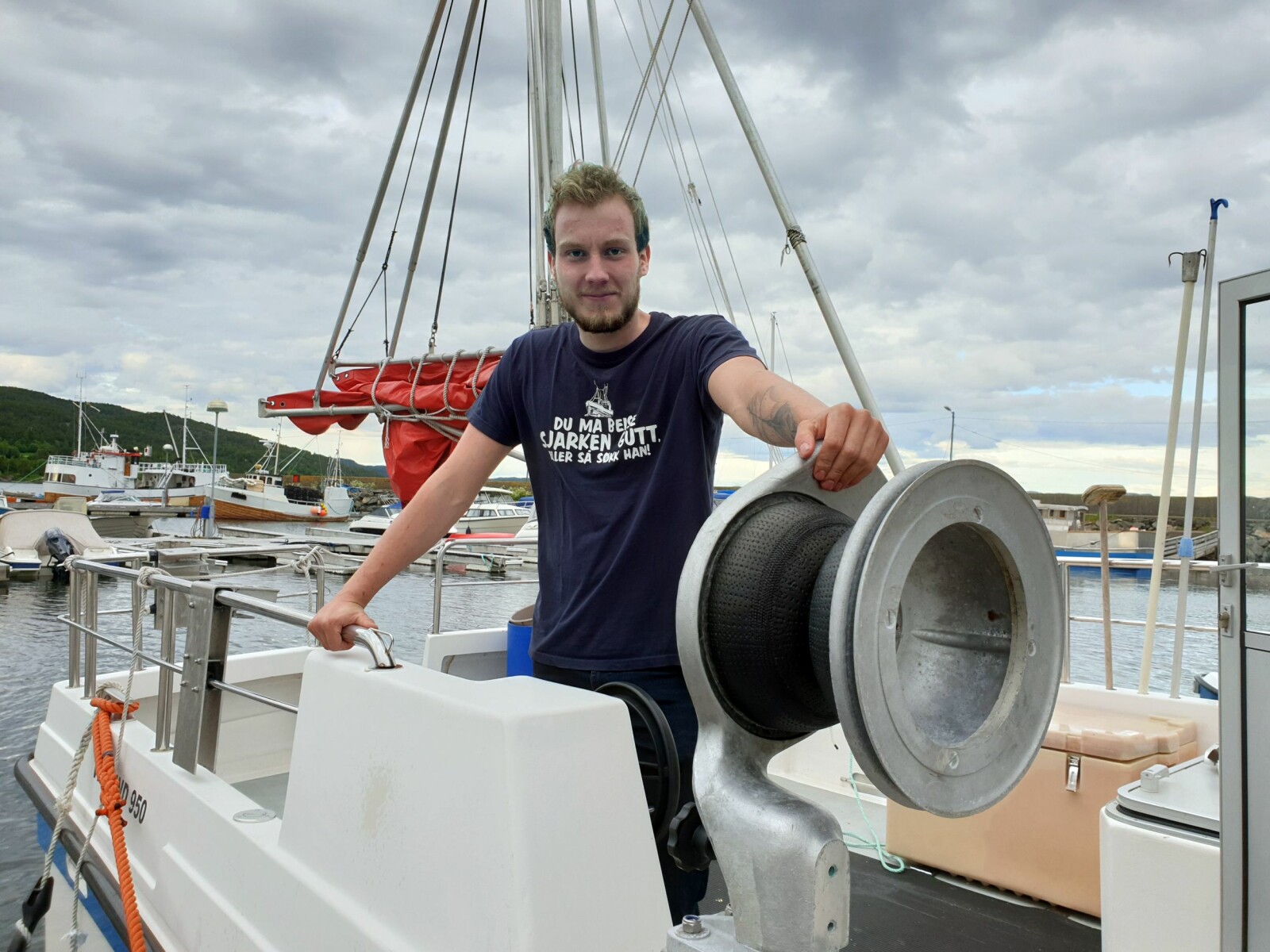 <b>HÅNDGRIPELIG:</b> 21 år gamle Runar Paaske tok grep og berget båten som fisker Torstein Lillevåg bygde. Her er den nye eieren om bord i sin speedsjark.