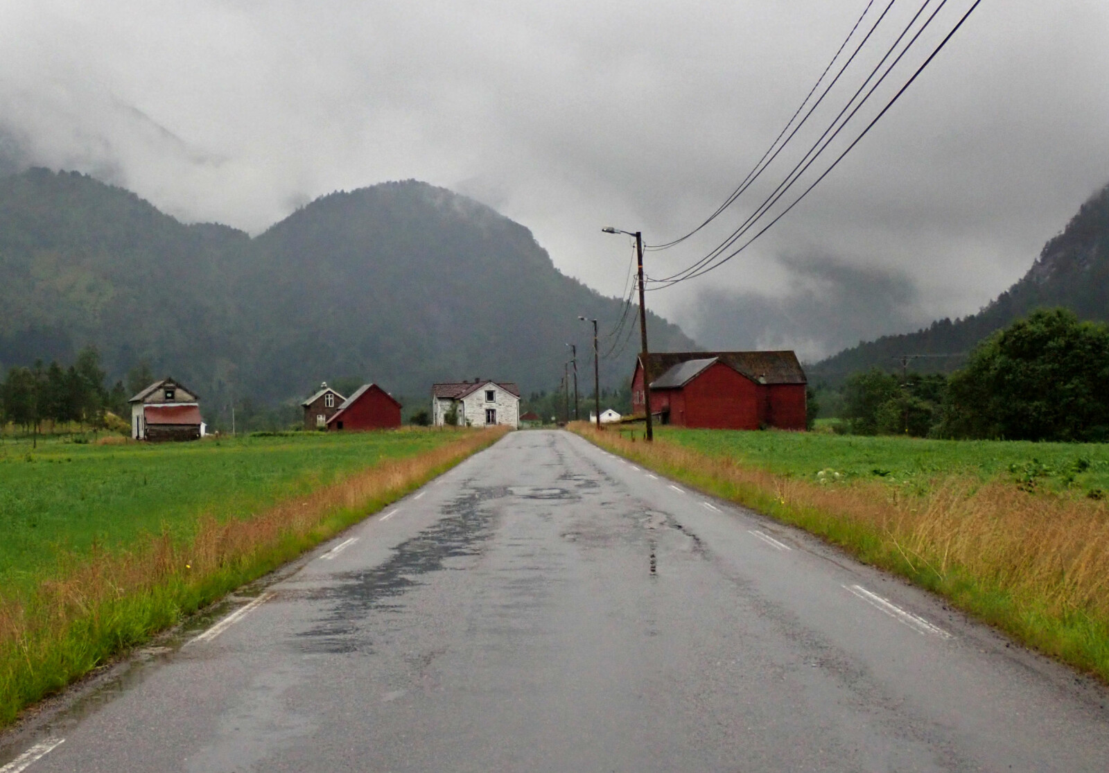 <b>FLYTTET I FLOKK:</b> Manglende veiforbindelse var ikke til hinder for at folk flyttet i flokk fra Modalen innerst i Hordaland. Først i 1973 ble kommunen knyttet til resten av vei-Norge.