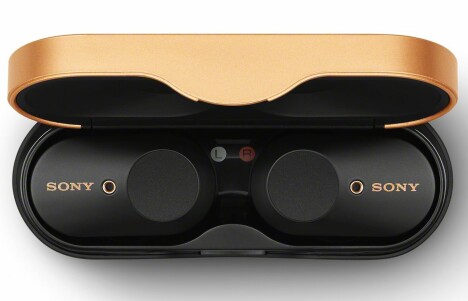 <b>LEKKER INNPAKNING:</b> Sony VF-1000XM3 kommer med et lekkert ladeetui som gir ekstra lyttetid.