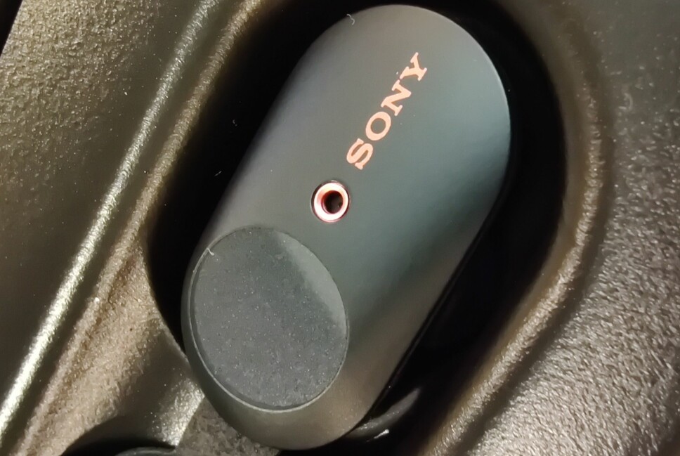<b>KOMFORTABLE:</b> Ørepluggene WF-1000XM3 fra Sony er enkle å få ut av ladeetuiet og inn i øret. Der sitter de også svært godt fast.