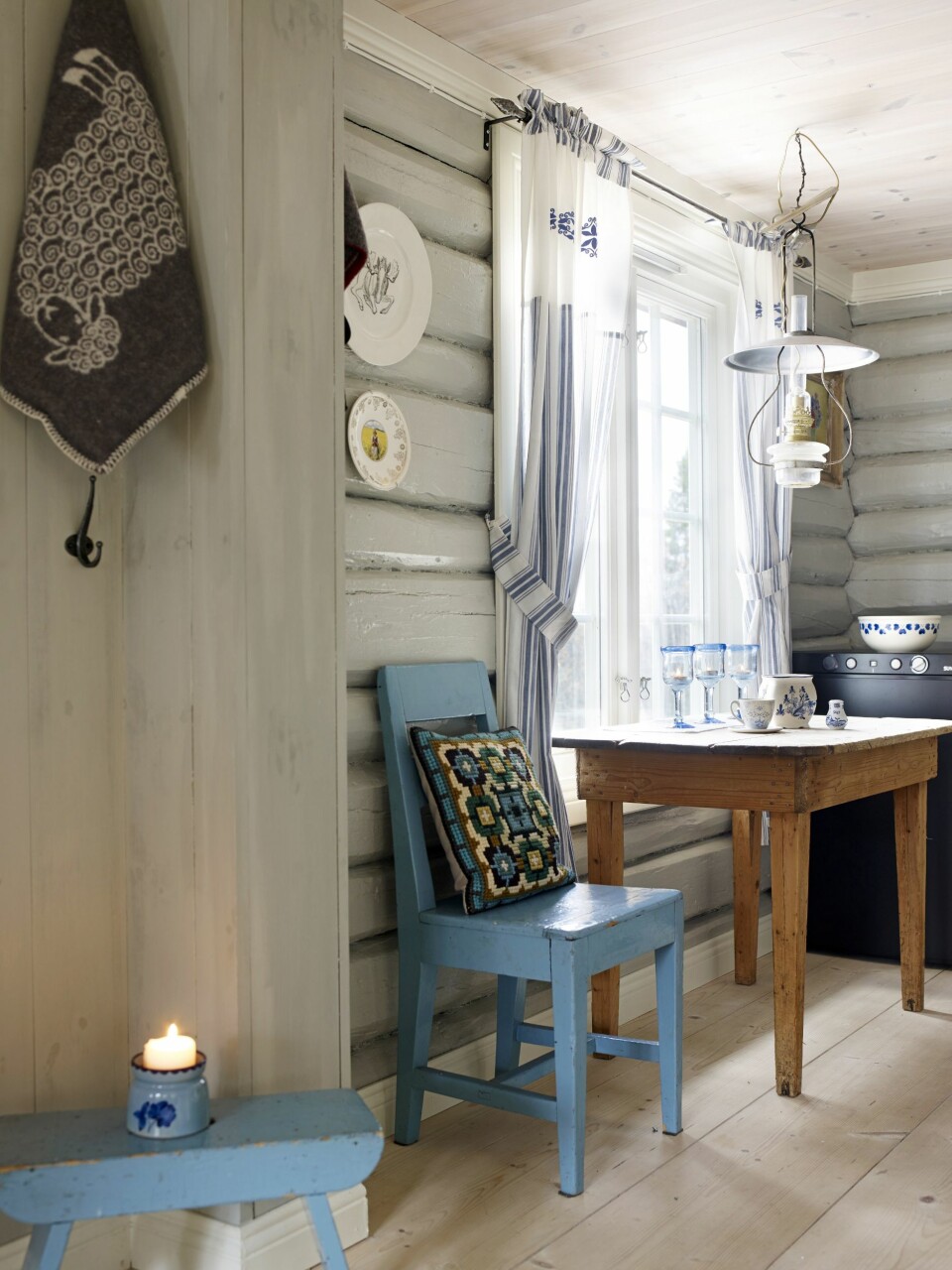 MORGENSTUND: Morgenkaffen inntas ofte ved det lille kjøkkenbordet som er et kjært arveminne.