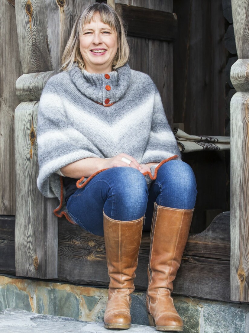 SOLID DØRSTOKK: Dørstokken inn til vindfanget er god å sitte på, og har fantastisk utsikt herfra mot Lufsjå i ytterkanten av Hardangervidda.