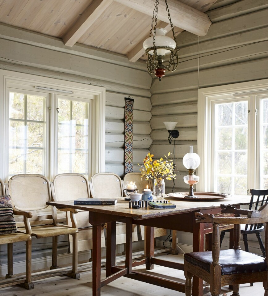 SÆRPREG: Dragestolen er kjøpt av datteren til en som drev en møbelfabrikk på Kongsberg. Den nummererte stolraden er fra gamle Vonheim forsamlingshus. Spisebordet er et gammelt bakstebord som bestemor Gunnhild brukte på gården hjemme. Linoljefargenheter Varmgrå, fra Ottoson Färgmake.