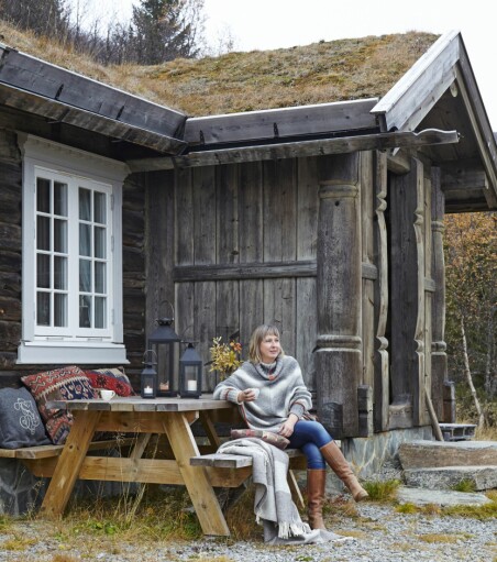 UTEPLASSEN: På fine høstdager med oppholdsvær er det godt å sitte i le i veggen på det nye vindfanget. Vinduene er fra Rørosvinduet.