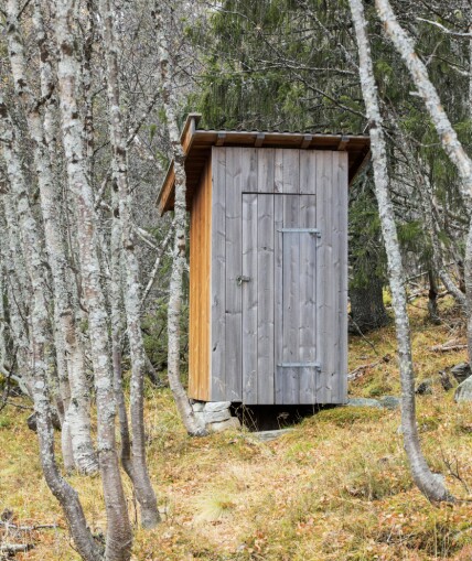 KLASSISK UTEDO: I skogholtet litt unna hytta står utedoen. Den er hyttas eneste toalett.