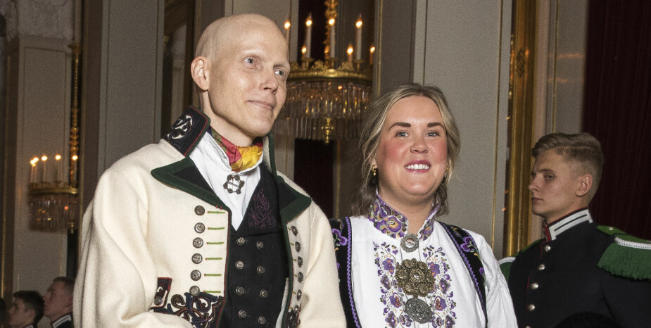 <b>HEIA TELEMARK:</b> Bjørn Einar Romøren og kona Martine Rensås Romøren stilte i bunad og stakk fra Telemark på Slottet. Romøren fikk fri fra strålebehandling i Tyskland for å være til stede. <b>HEIA TELEMARK:</b> Bjørn Einar Romøren og kona Martine Rensås Romøren stilte i bunad og stakk fra Telemark på Slottet. Romøren fikk fri fra strålebehandling i Tyskland for å være til stede.