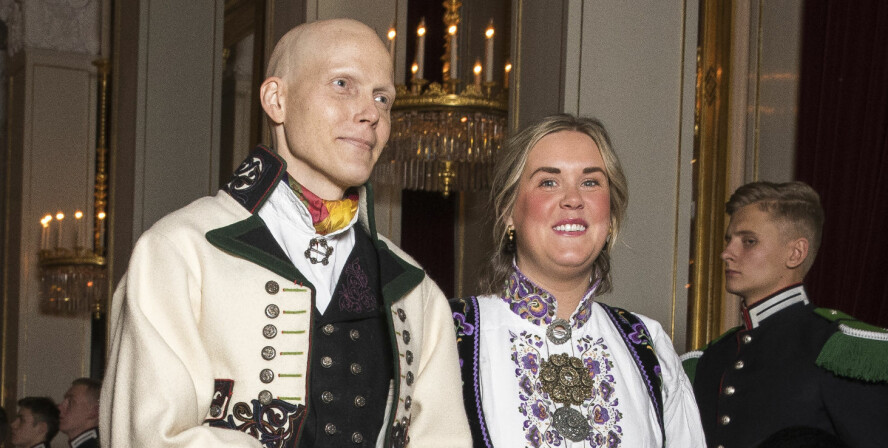 HEIA TELEMARK: Bjørn Einar Romøren og kona Martine Rensås Romøren stilte i bunad og stakk fra Telemark på Slottet. Romøren fikk fri fra strålebehandling i Tyskland for å være til stede.