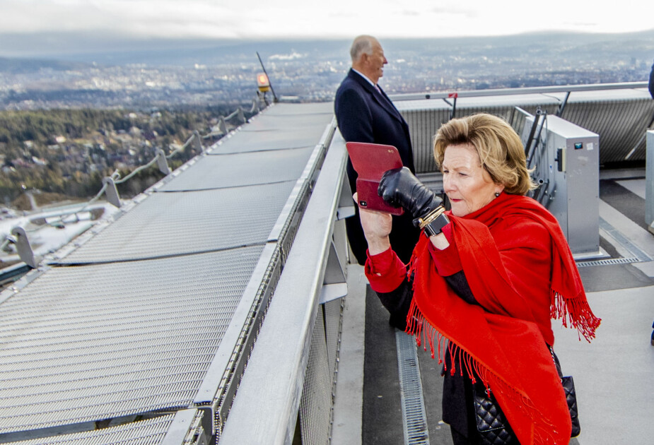 <b>IVRIG FOTOGRAF:</b> Dronning Sonja benyttet sjansen til å ta bilder fra toppen av Holmenkollen.