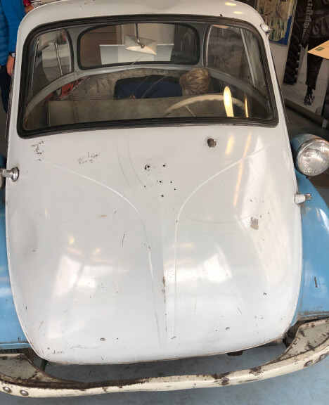 RØMTE I MIKROBIL: I en lett modifisert Isetta fikk en person plass bak i motorrommet ved at man tok ut enkelte deler og flyttet eksosanlegget. Bilen kan sees på Mauermuseum i Berlin.