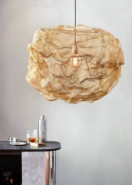 <b>GLØDENDE:</b> Lampen Heat, design Johanna Forsberg, har et reflekterende messingnett som gir illusjon av en glødende sky og er like fin både av og på, kr 8990, northern.no. <b>GLØDENDE:</b> Lampen Heat, design Johanna Forsberg, har et reflekterende messingnett som gir illusjon av en glødende sky og er like fin både av og på, kr 8990, northern.no.