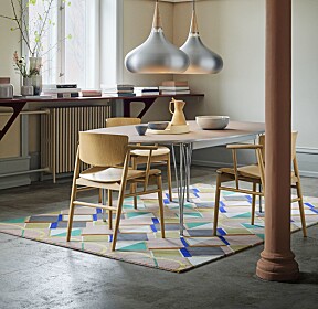 <b>KJØKKEN:</b> Pendelen Orient Aluminium fra Lightyears har fine proporsjoner, kr 6595 pr. stk. fritzhansen.com.