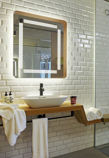 <b>BADET:</b> På hotellet 25 Hours i Zürich er speilet felt inn i veggen, og lyset kommer fra flere kanter. Belysningen er fra Baulmann, smllighting.no. Foto: Stephan Lemke/25hours <b>BADET:</b> På hotellet 25 Hours i Zürich er speilet felt inn i veggen, og lyset kommer fra flere kanter. Belysningen er fra Baulmann, smllighting.no. Foto: Stephan Lemke/25hours