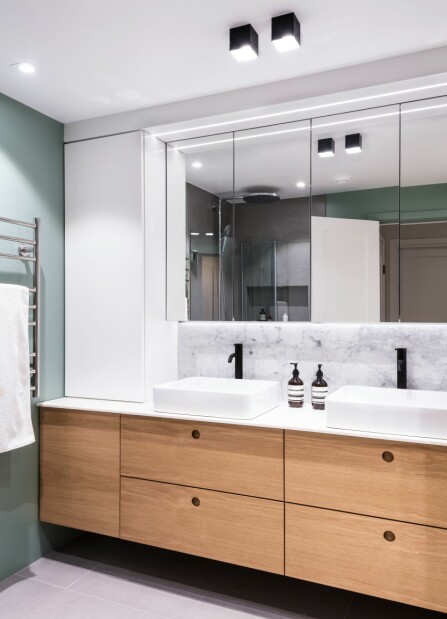 <b>MANGFOLD:</b> Interiørarkitekt Cecilie Claussen har designet dette badet med både skjult og synlig funksjonell belysning. De svarte spotene spiller på lag med den svarte baderomsarmaturen. Foto: Niklas Hart. <b>MANGFOLD:</b> Interiørarkitekt Cecilie Claussen har designet dette badet med både skjult og synlig funksjonell belysning. De svarte spotene spiller på lag med den svarte baderomsarmaturen. Foto: Niklas Hart.