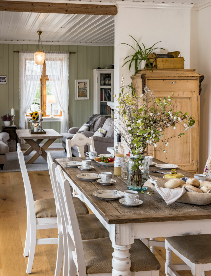 Idag har Christine dekket et deilig lunsjbord med mye godt fra den lokale delikatessebutikken Villfisken i Hallingby.Til spesielle anledninger handlerfamilien inn råvarer derfra. Christineer så glad i den rustikke bordplatenog syns den er finest uten duk.