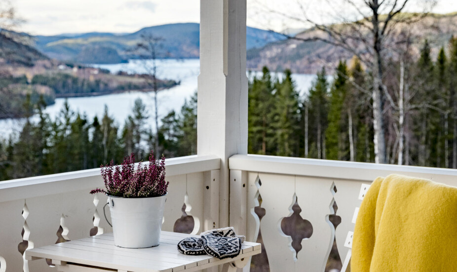 Oppe på den lille verandaen utenfor loftstua er det helt nydelig utsikt utover Sperillen. Da paret kjøpte plassen, var det høye trær her,men nå har de kappet ned myeså utsikten kommer fram.