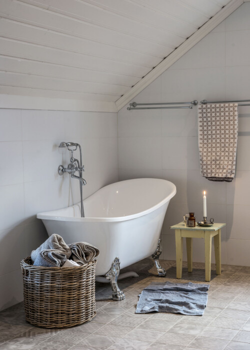 Badekar med løveføtter er det mange som velger til den landlige stilen. Christine syns det er veldig praktisk at man enkelt kan vaske under dem, og at de ikke tar så stor plass i rommet. Badekar med løveføtter er det mange som velger til den landlige stilen. Christine syns det er veldig praktisk at man enkelt kan vaske under dem, og at de ikke tar så stor plass i rommet.