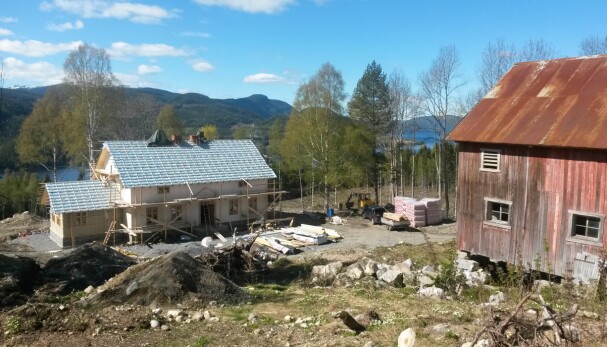 TAR FORM: Huset bygges ved siden av en gammel, rød låve.