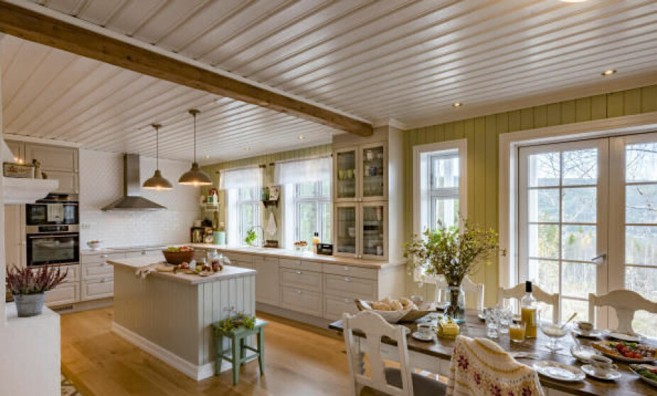 KJØKKEN OG SPISEPLASS: Det er ikke bare enkelt å sette tanker ned på papiret når man skal bygge seg nytt hus, og klare å se for seg hvordan alt vil bli til slutt. Paret tegnet og grublet selv, og endret en del underveis. Men idag er de veldig fornøyd med de åpne, store rommene. KJØKKEN OG SPISEPLASS: Det er ikke bare enkelt å sette tanker ned på papiret når man skal bygge seg nytt hus, og klare å se for seg hvordan alt vil bli til slutt. Paret tegnet og grublet selv, og endret en del underveis. Men idag er de veldig fornøyd med de åpne, store rommene.