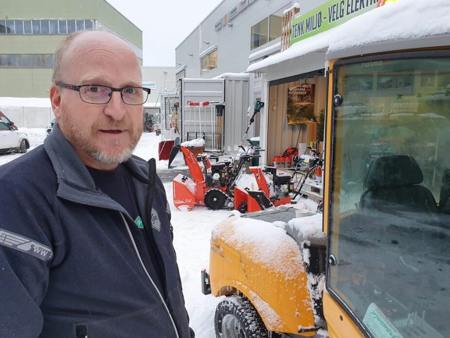 MERKER STOR PÅGANG: Birger Hagen, mekaniker og snøfreser-ekspert hos Grønvold maskinservice i Oslo. MERKER STOR PÅGANG: Birger Hagen, mekaniker og snøfreser-ekspert hos Grønvold maskinservice i Oslo.