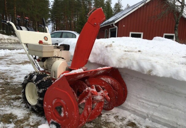 GAMMEL OG GOD: Atle Tjønnås freser gården i Telemark med denne kraftige Ariens-freseren fra 1974. 45 år gammel duger den like godt i dag. GAMMEL OG GOD: Atle Tjønnås freser gården i Telemark med denne kraftige Ariens-freseren fra 1974. 45 år gammel duger den like godt i dag.