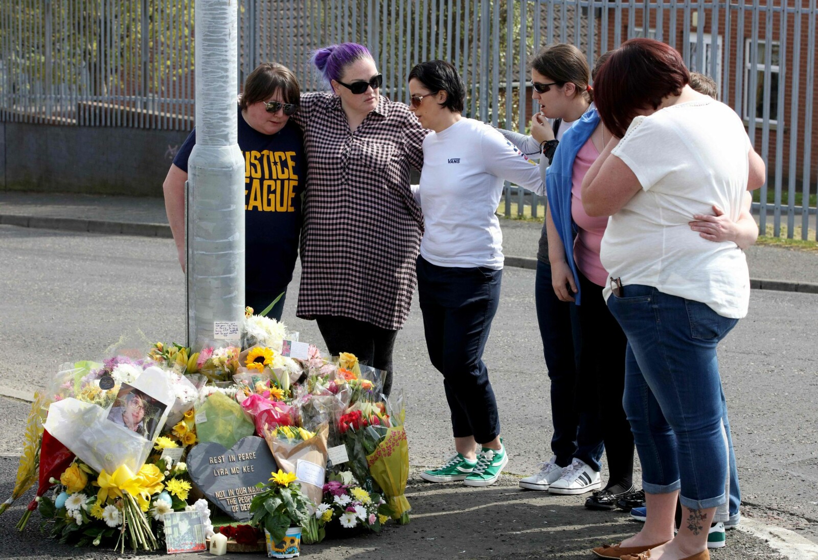<b>DREPT:</b> Stedet hvor journalisten Lyra McKee ble drept av et fatalt hodeskudd under opptøyene i Derry 18. april i år. Et sorgens samlingspunkt for lokalbefolkningen.