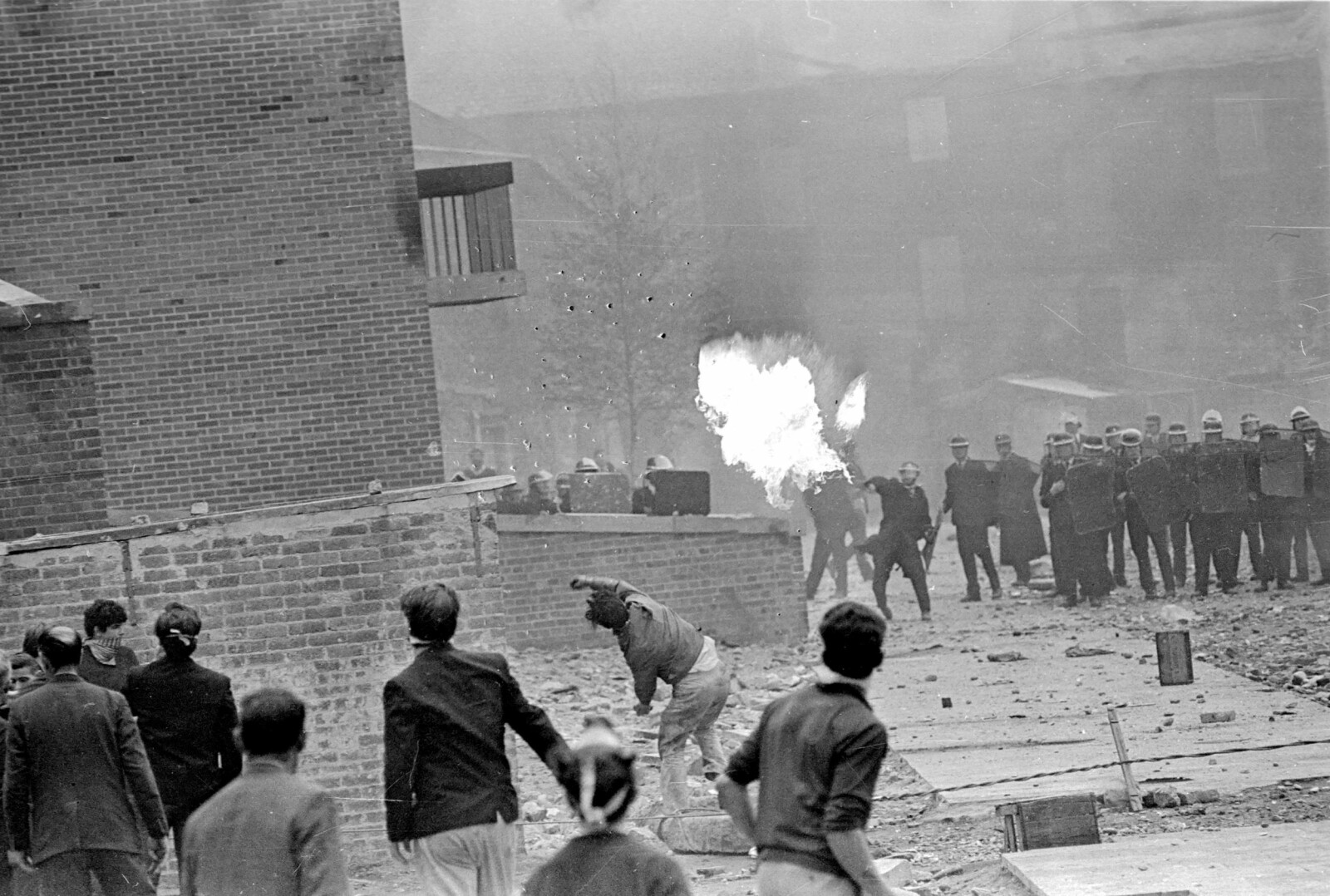 <b>BRANN­BOMBER:</b> Opptøyene i Bogside 14. august 1969. Nasjonalistene kaster brann­bomber på politiet.
