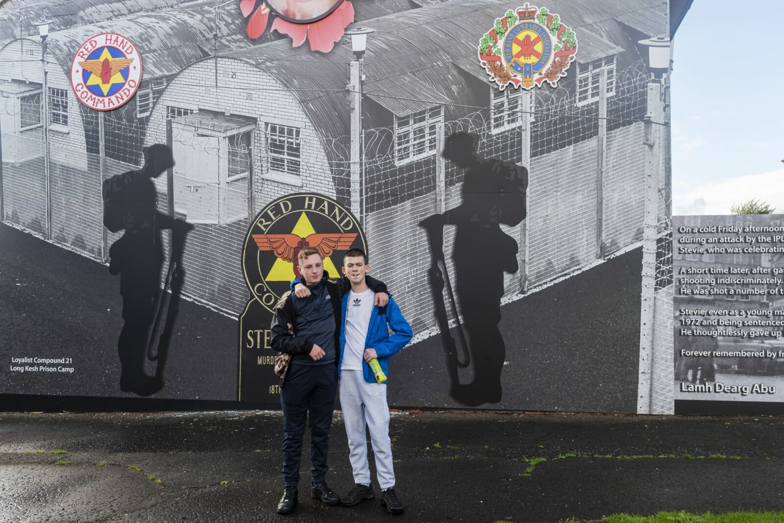 <b>MARTYR:</b> David (venstre) og Michael (høyre) poserer foran Red Hand Commando minnes­merket til Stephen McCrea som ble drept av medlemmer av Irish People’s Liberation Organisation (IPLO) som stormet inn på pub´en Orange Cross Social Club i Belfast i 1989, og fyrte løs.