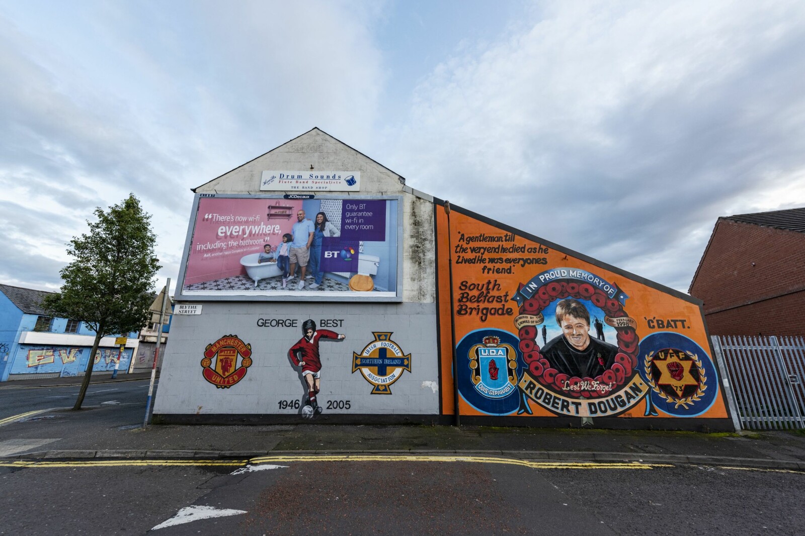 <b>FOTBALL OG DØD:</b> Hyllest til fotballspilleren Georg Best og den protestantiske paramilitære helten Robert Dougan som ble skutt og drept i Dunmurry i 1998.