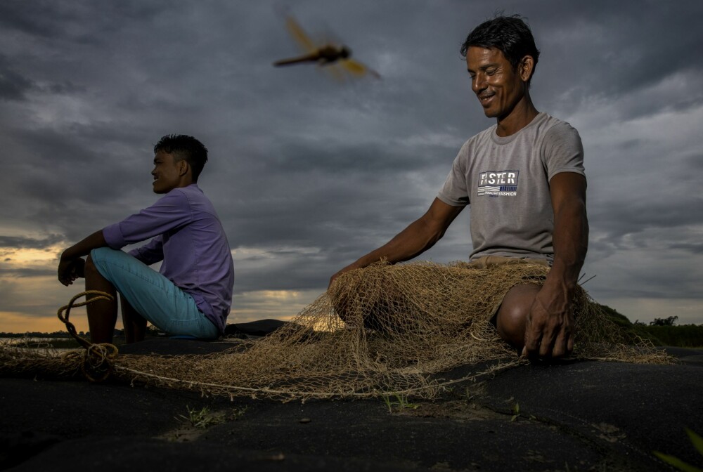 <b>KLART FOR MORGENDAGEN:</b> En av gutta klargjør det hjemme­lagede garnet for en ny dag med fiske i rismark-sumpene.