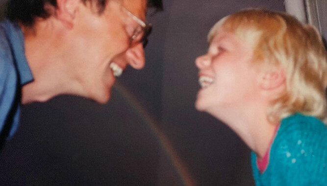 MINNESMERKE: Marte og faren Terje fotografert med regnbuen imellom seg. I dag har hun gitt ut et sterkt minnesmerke over sin far. MINNESMERKE: Marte og faren Terje fotografert med regnbuen imellom seg. I dag har hun gitt ut et sterkt minnesmerke over sin far.