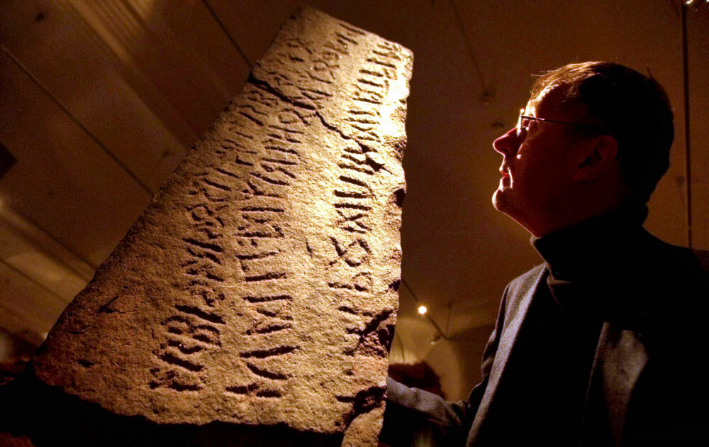 <b>KJENT RUNOLOG:</b> Terje Spurkland forsket på runer, og var en av de fremste på å forstå det eldgamle skriftspråket.