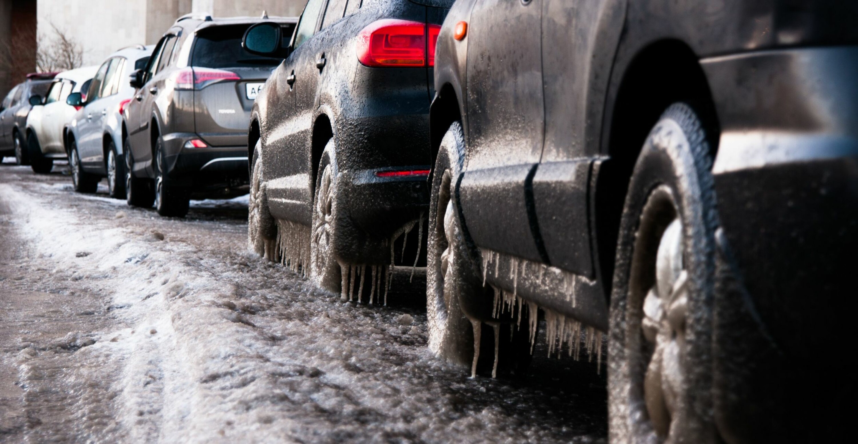 VINTERTIPS: Noen dager krever litt mer innsats enn andre før man kan starte bilen.