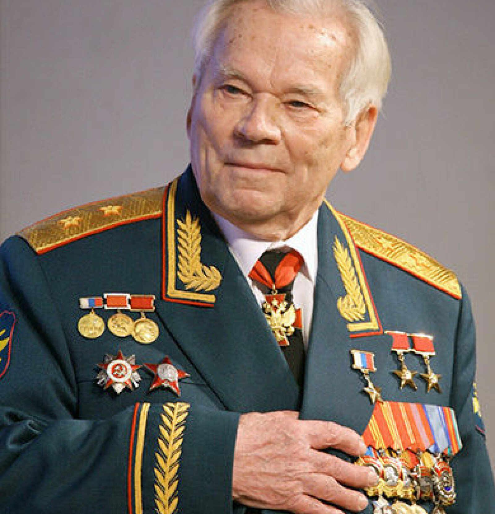 <b>KALASJNIKOVENS FAR:</b> 10. november 2019 var det 100 år siden Mikhail Kalashnikov ble født. Det var han som konstruerte automtriflen AK-47, som er det våpenet som er skyldig i flest menneskers død, selv målt opp mot atombombene i 1945.