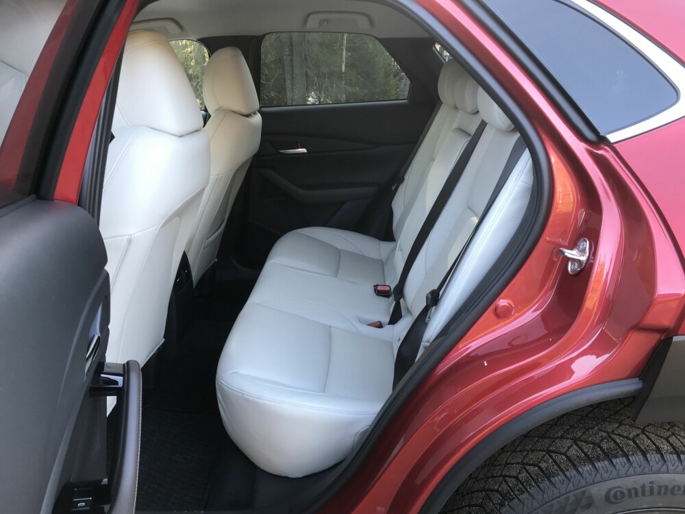 <b>BAKSETET:</b> Det kan se trangt ut, men person mellom 180 og 185 cm sitter komfortabelt med tilstrekkelig plass også i høyden i Mazda CX-30.