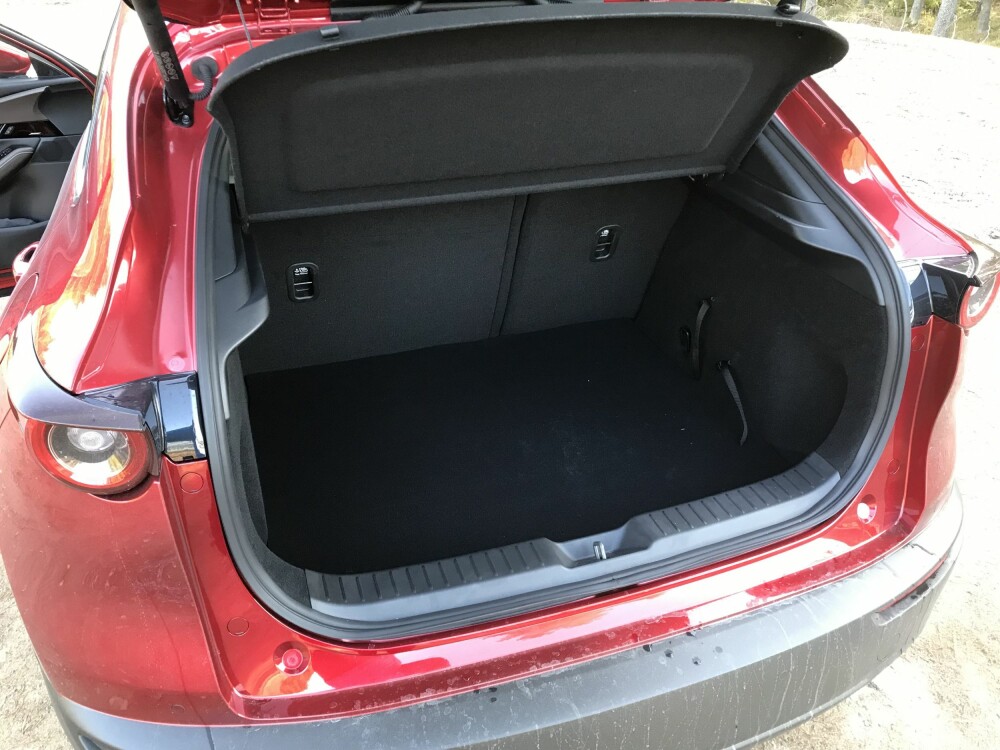 <b>KAPASITET:</b> Bagasjerommet i Mazda CX-30 tar 430 liter og den kan trekke hengere på 1300 kilo.