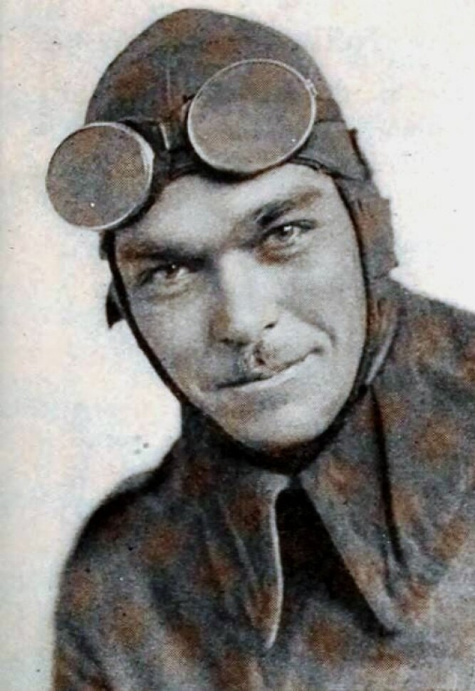 <b>OMKOM:</b> Ormer Locklear (28. oktober 1891–2. august 1920) var amerikansk våghals, stuntpilot og skuespiller. Han hadde hovedrollen i The Great Air Robbery i 1919. I 1920 ble Ormer Locklear avbildet i håndstående oppå et fly i lufta. Samme år omkom han i en ulykke i forbindelse med innspillingen av filmen The Skywayman.