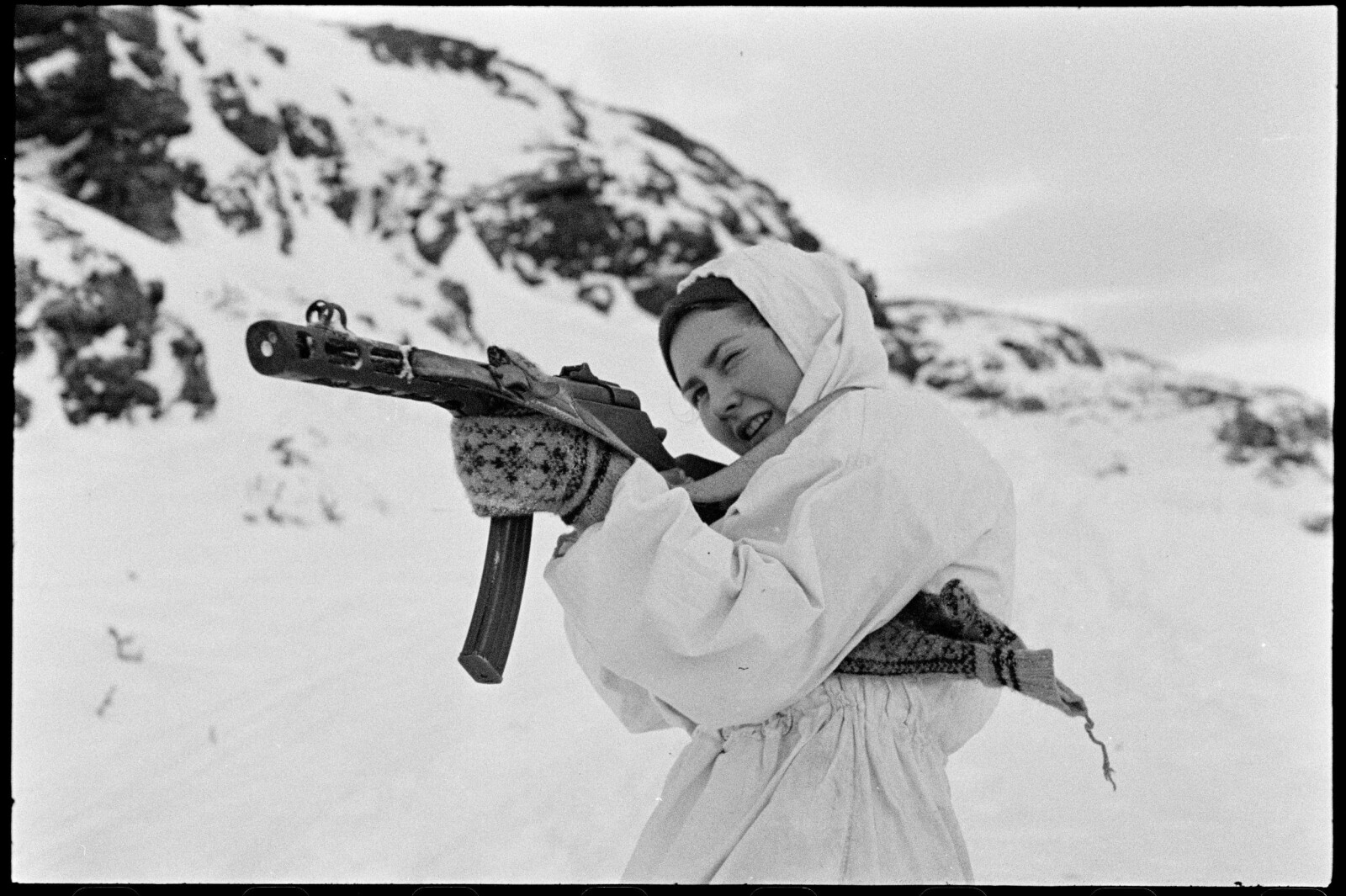 <b>SIVILE SOLDATER:</b> Sivile, deriblant kvinner og barn, ble vervet som væpnede soldater på Sørøya.
